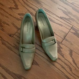 Kitten heel beige dress shoe - size 5